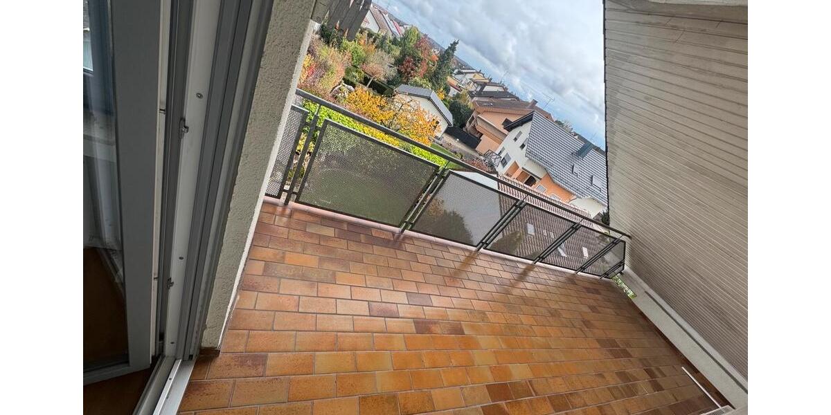 Sanierte und renovierte DG Wohnung hell, modern und stilvoll 4 zimmer