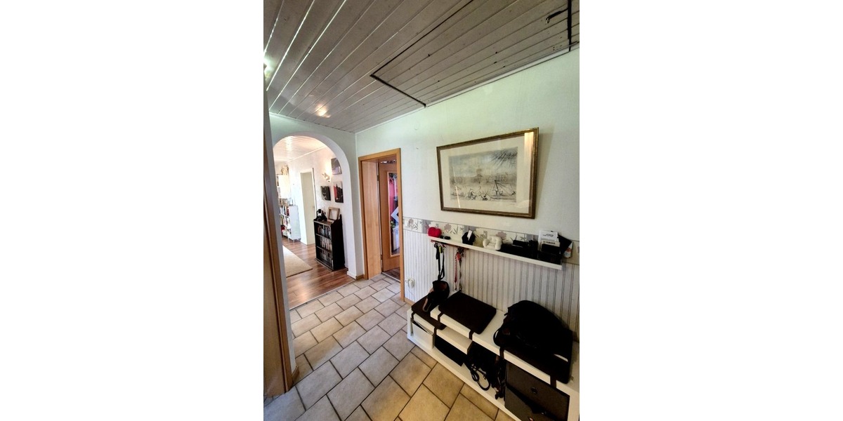 Reserviert 4,5 Zimmer Dachgeschosswohnung mit großem Grundstücksanteil und Carport in Südhessen 4.5 zimmer