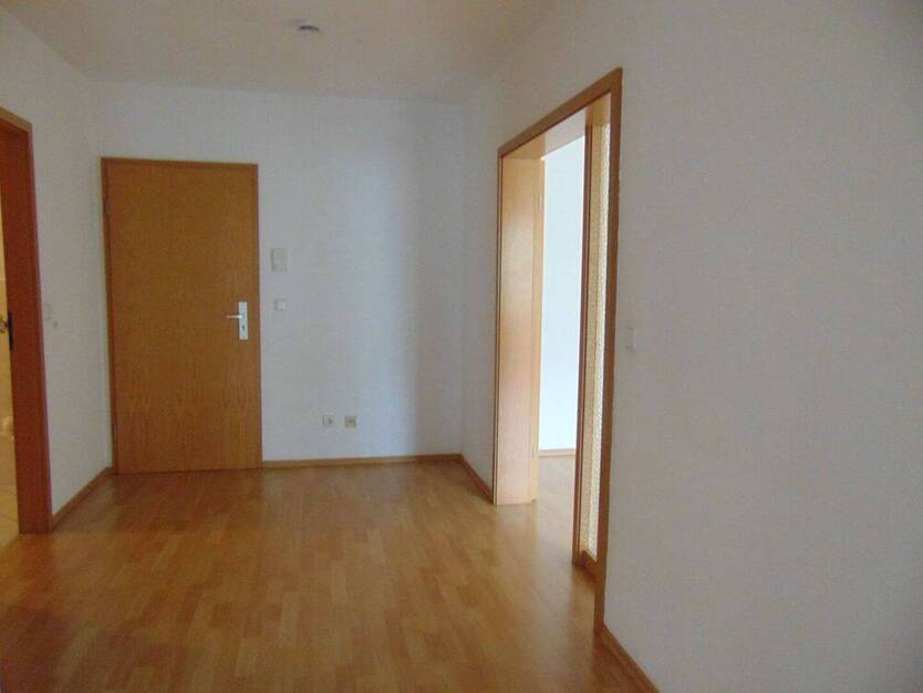 Schöne kleine Wohnung mit Balkon und PKW Stellplatz