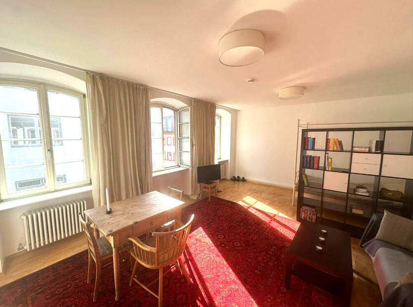GLOBAL INVEST SINSHEIM | Stilvolle 1-Zimmer-Wohnung im Barockhaus am Mannheimer Schillerplatz