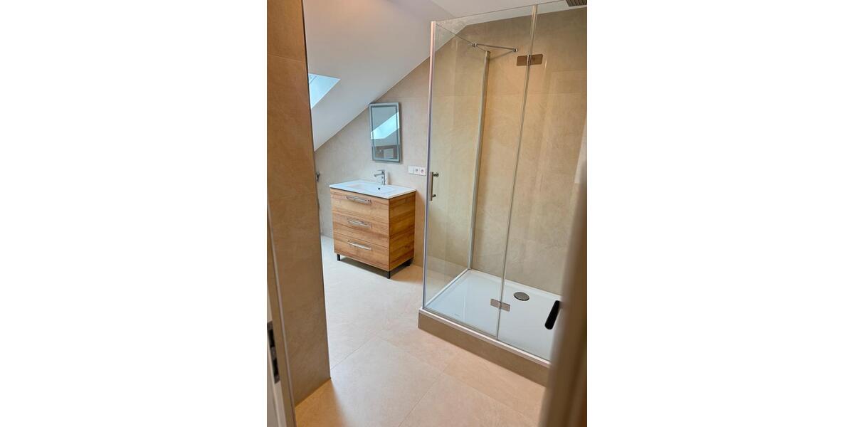 Sanierte und renovierte DG Wohnung hell, modern und stilvoll 4 zimmer