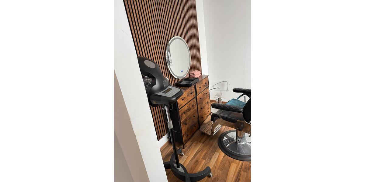 1 Zimmer in Maxdorf. für Nagelstudio oder Laserstudio.Friseurin zimmer