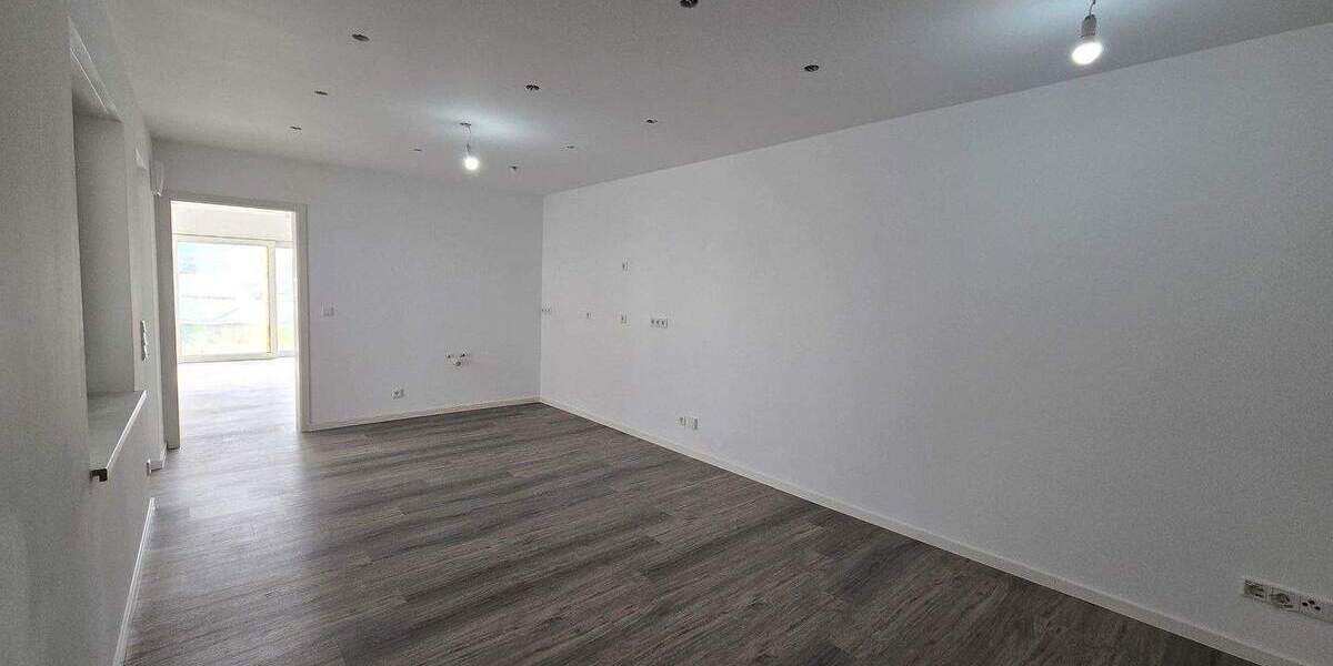 Doppelhaushälfte kernsaniert und energieeffizient mit Garage und Stellplätzen in Römerberg 3 zimmer