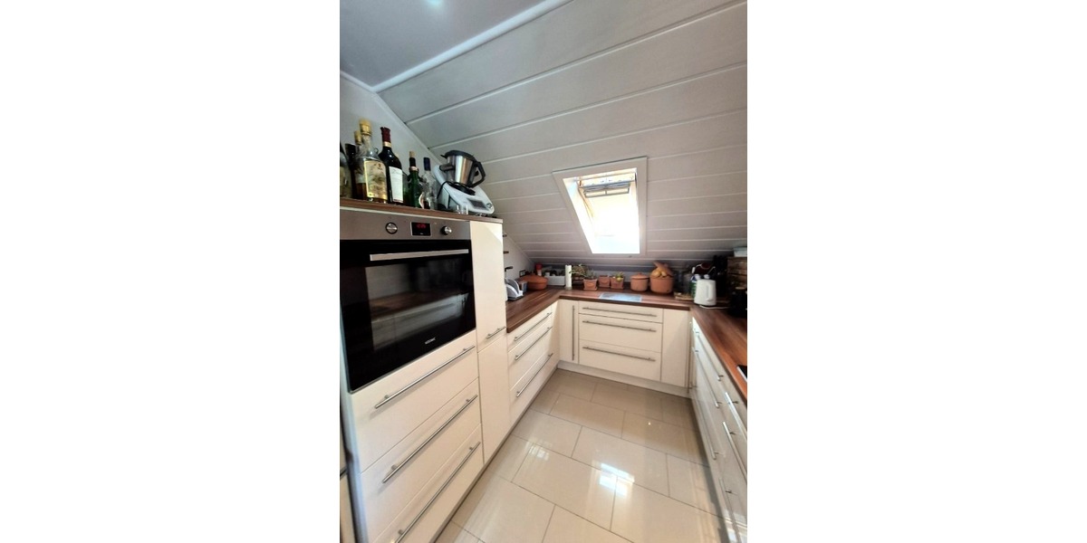 Reserviert 4,5 Zimmer Dachgeschosswohnung mit großem Grundstücksanteil und Carport in Südhessen 4.5 zimmer