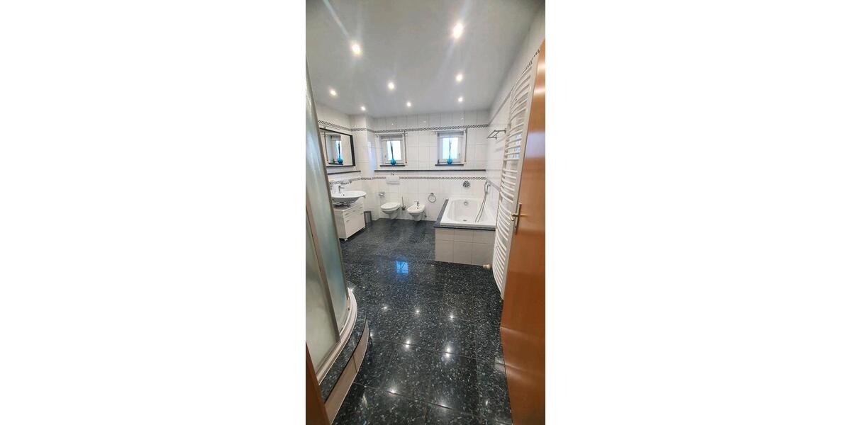 Großzügige 5-ZKB Etagenwohnung mit U-förmiger Dachterasse 5 zimmer