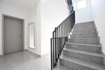Dachgeschoss-Wohnung mit Sichtgebälk, Aufzug und großem Balkon