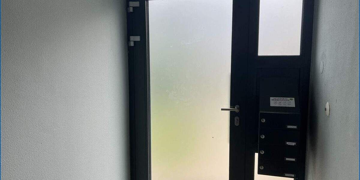 ** Mehrfamilienhaus ** 4 modernisierte Wohnungen auf 2 Etagen & 4 Einzelgaragen 1 zimmer