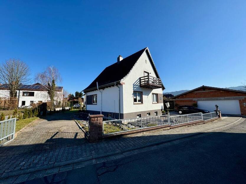 +++ Modernisiertes EFH mit großem Garten u. Doppelgarage +++