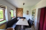 Helle 4,5 Zimmer Dachgeschoßwohnung mit großem Grundstücksanteil und Carport in Südhessen