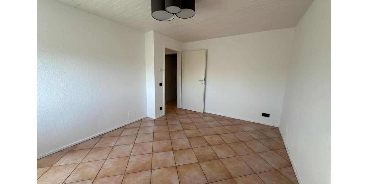 Eigentumswohnung, Dachgeschoss, 4Z. EBK, TLB, Terrasse,, Kamin.. 4 zimmer