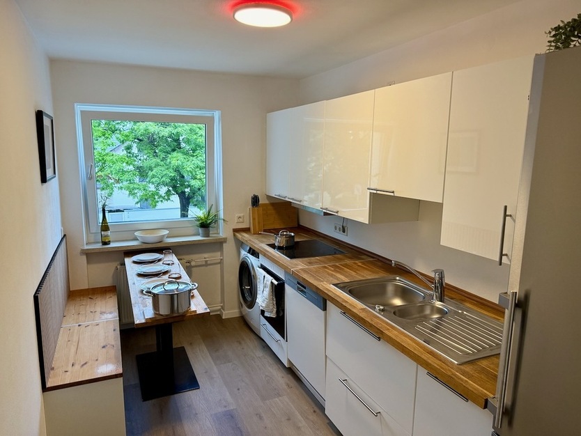 Helles, möbliertes 15,5-qm-Zimmer (warm inkl. Internet) in 3er WG