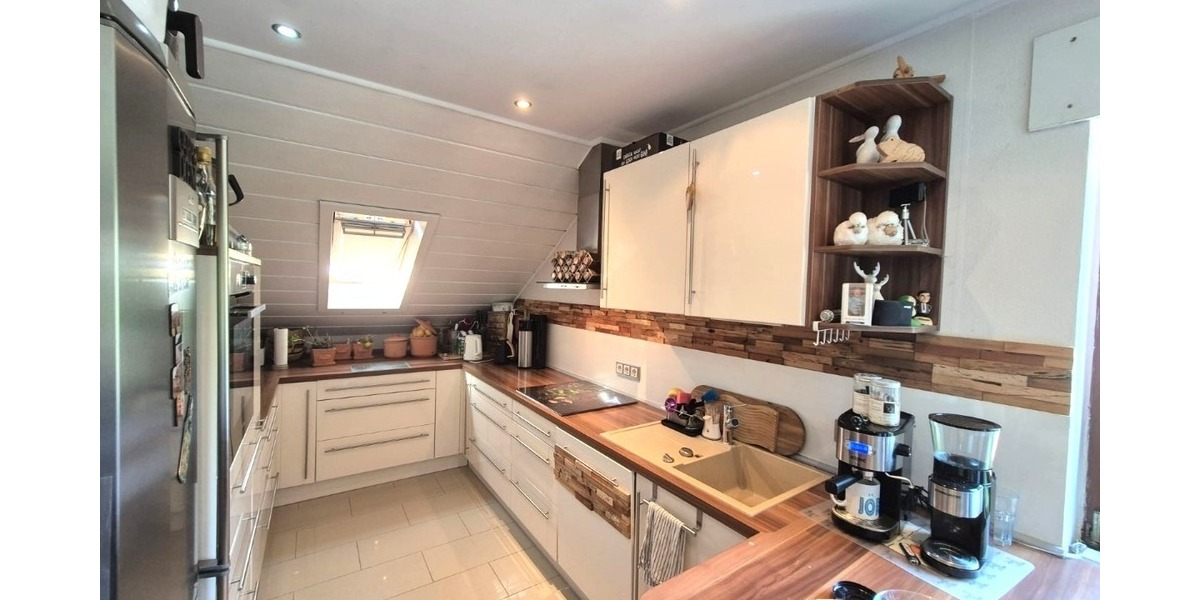 Reserviert 4,5 Zimmer Dachgeschosswohnung mit großem Grundstücksanteil und Carport in Südhessen 4.5 zimmer