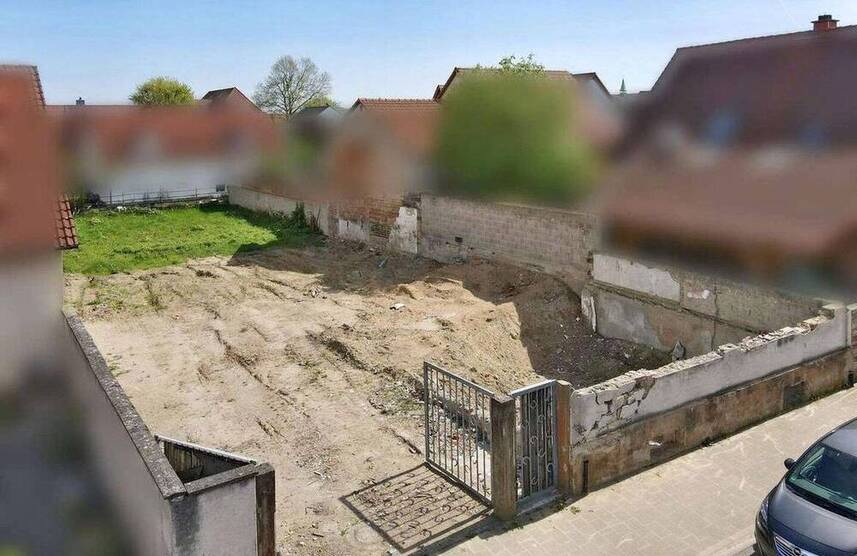 Schönes Grundstück, großes Baufenster für 1 bis 3 Häuser