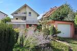 Helle attraktive Dachgeschoss-Wohnung mit Balkon, Garten & PKW Stellplatz in ruhiger Wohnlage !