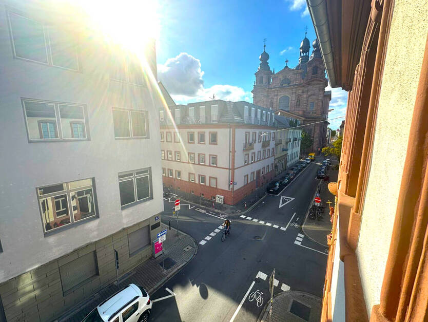 GLOBAL INVEST SINSHEIM | Stilvolle 1-Zimmer-Wohnung im Barockhaus am Mannheimer Schillerplatz