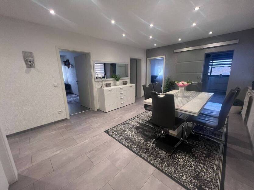 Gepflegte 4 Zimmer Wohnung mit Lift, Balkon und Garage