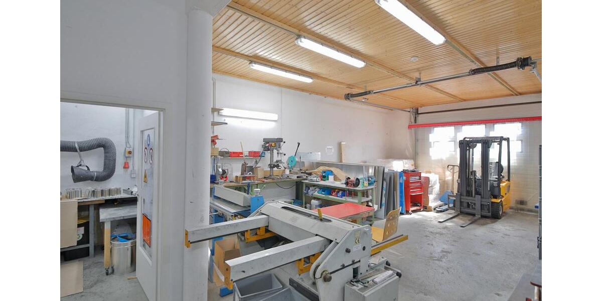 Lagerhalle mit ca. 230 qm Lagerfläche, Büro mit ca. 40 qm und Außenfläche ca. 250 qm zimmer