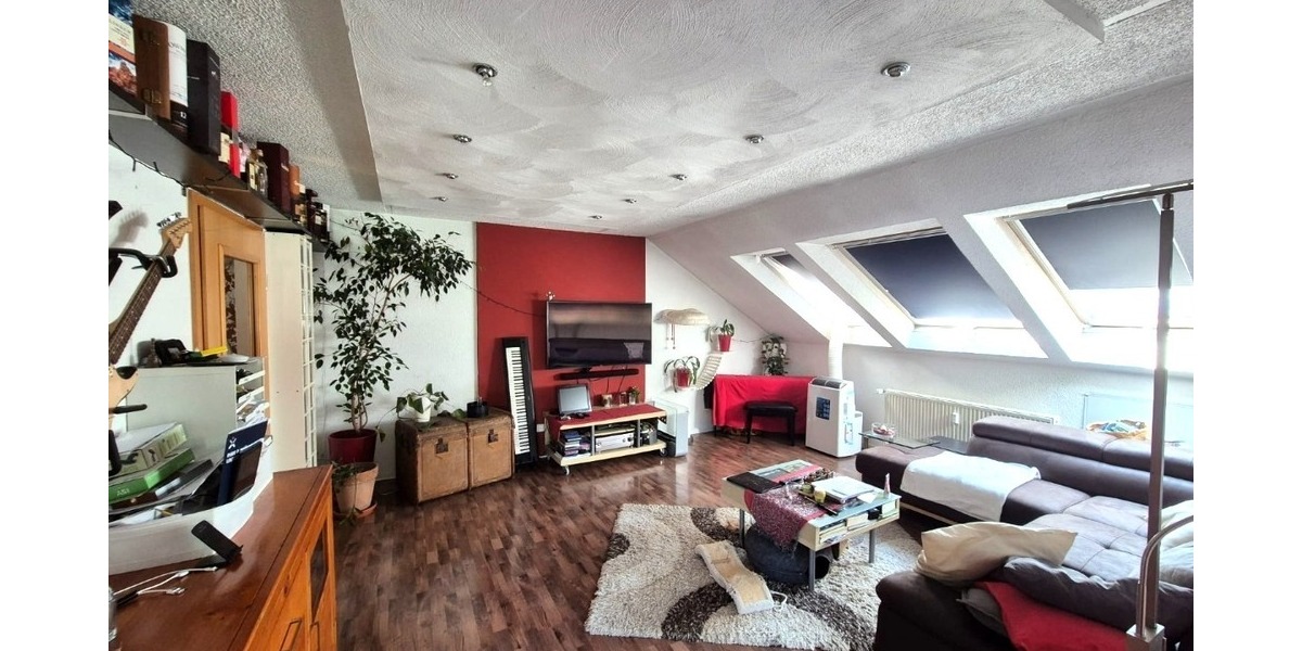 Reserviert 4,5 Zimmer Dachgeschosswohnung mit großem Grundstücksanteil und Carport in Südhessen 4.5 zimmer