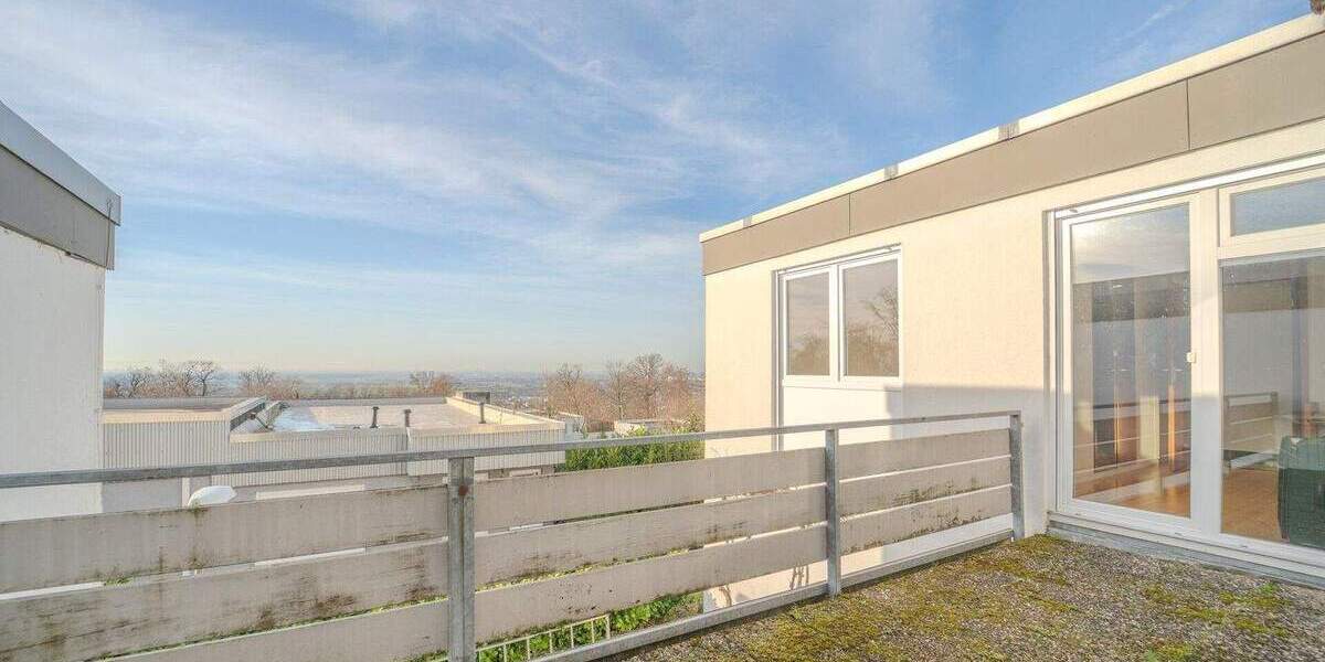 Neues Jahr, neues Haus: Mit Einliegerwohnung, Garten & Fernblick in ruhiger Lage - nur bei realunis 6 zimmer