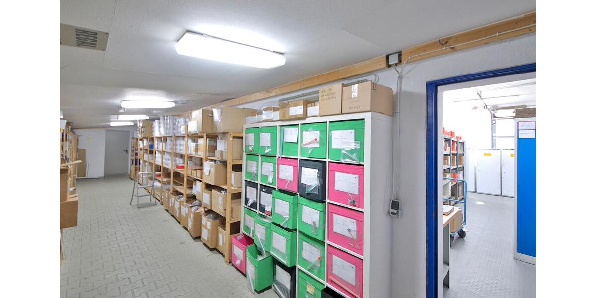 Lagerhalle mit ca. 230 qm Lagerfläche, Büro mit ca. 40 qm und Außenfläche ca. 250 qm zimmer