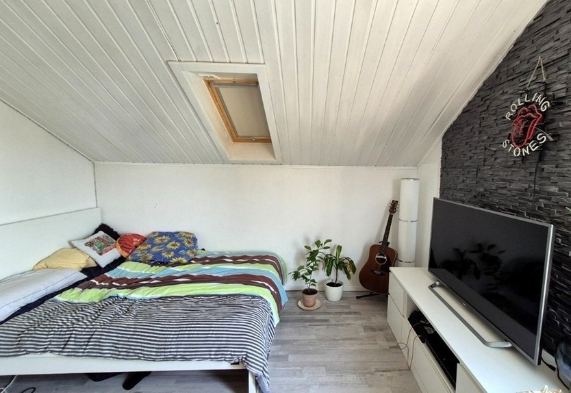 Helle 4,5 Zimmer Dachgeschoßwohnung mit großem Grundstücksanteil und Carport in Südhessen