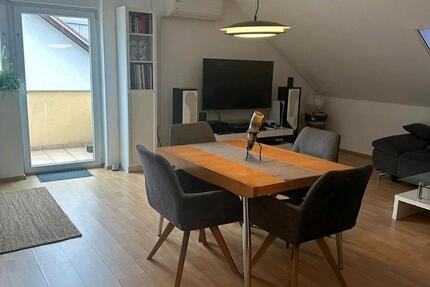 Helle Dachgeschosswohnung mit Balkon und Top-Ausstattung – ab 01. 3 zimmer