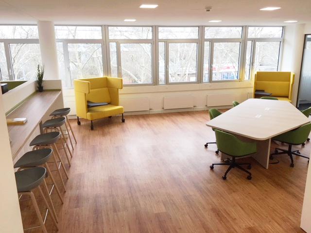 Helle 5-Arbeitsplatz-Büroraum in Mannheim-Oststadt flexibel möbliert all-inclusive zimmer