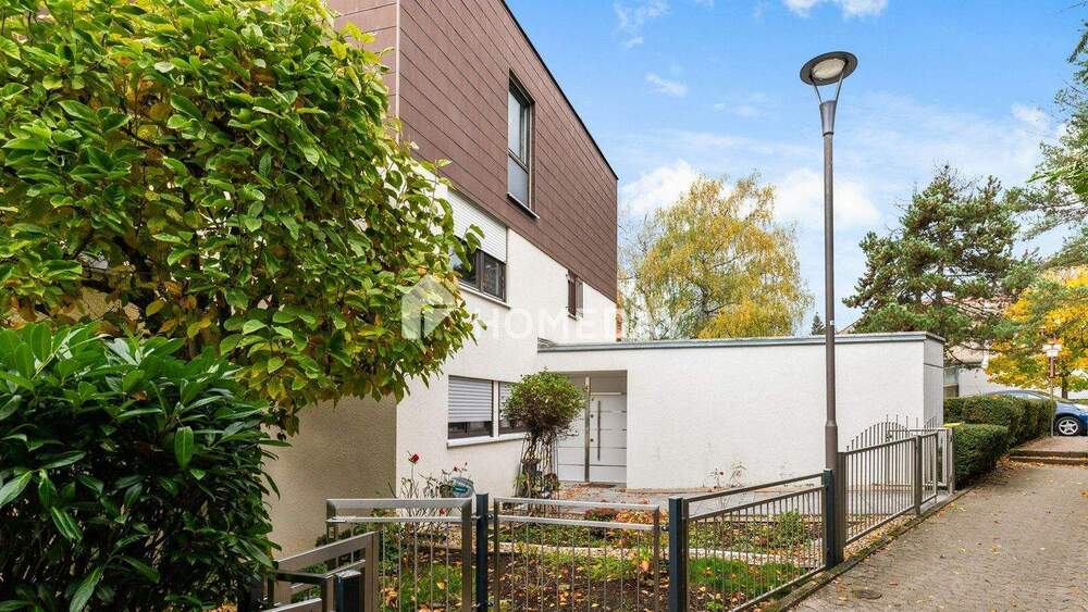 Abendsonne auf der Dachterrasse mit Fernblick: großzügig modernisiertes RMH mit Garten & Garage 6 zimmer