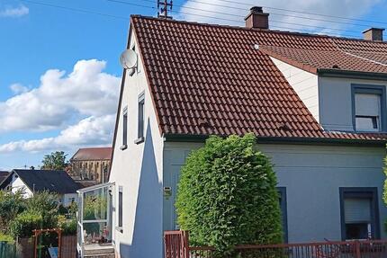 Gepflegtes Wohnhaus in ruhiger Hanglage mit Garagen u. Stellplatz zimmer