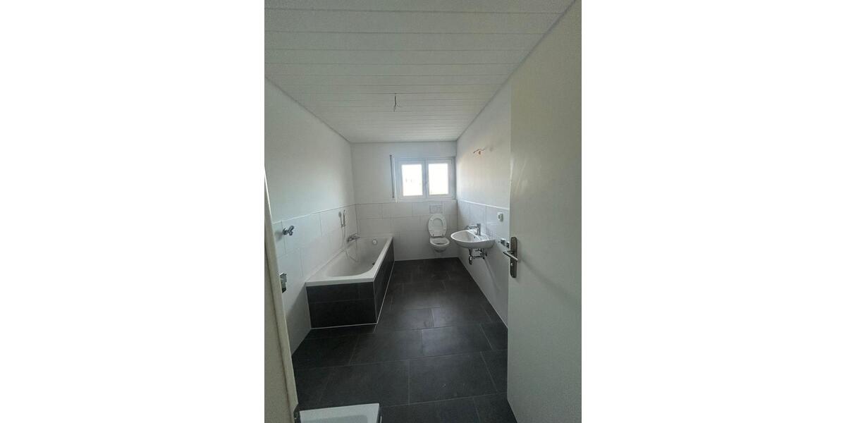 Schicke 4 Zimmer-Wohnung, Balkon, Keller, 2 Stellplätze zimmer