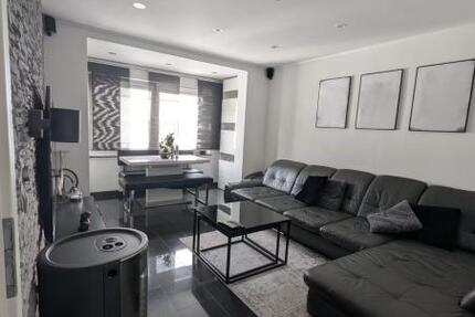 ObjNr:19738 - Hochmoderne, fast frisch sanierte Eigentumswohnung mit 2 Bakonen und Stellplatz 3 zimmer