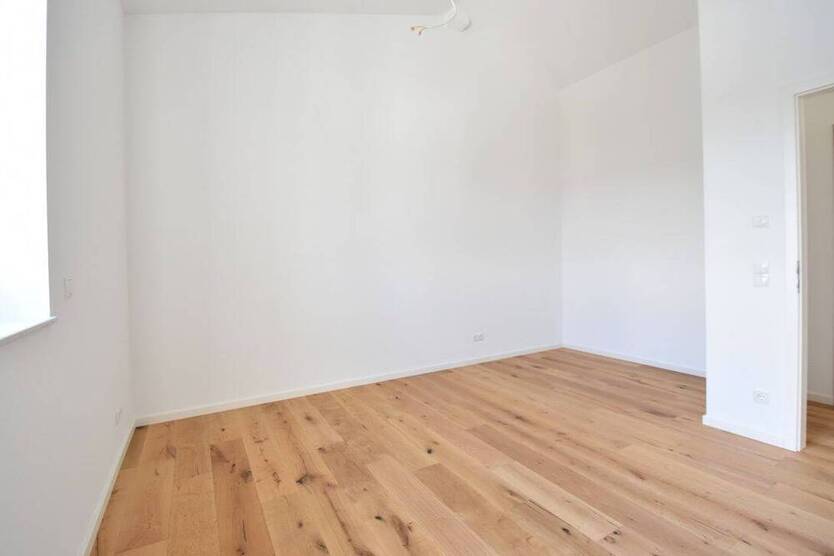 Dachgeschoss-Wohnung mit Sichtgebälk, Aufzug und großem Balkon