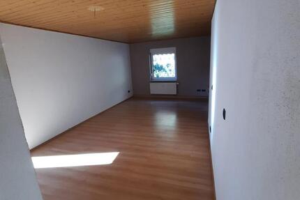 5 Zimmer Dachgeschoßwohnung in Zweifamilienhaus 64668