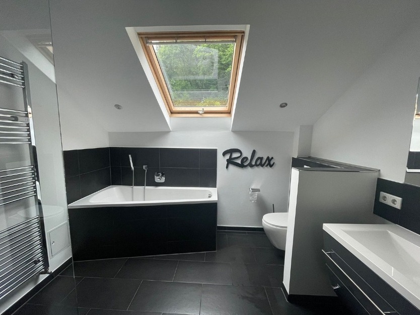 Helle 4,5 Zimmer Dachgeschoßwohnung mit großem Grundstücksanteil und Carport in Südhessen