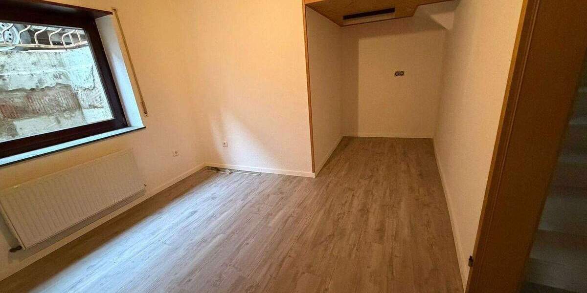 Großzügiges, frisch renoviertes Zweifamilienhaus mit Garten - Plankstadt 8 zimmer