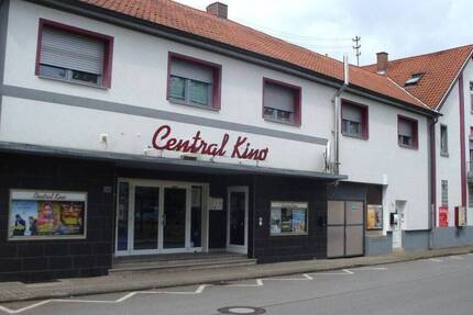 ** Gewerbe- und Wohnimmobilie ... Kino, Verkaufs- oder Lagerstätte und zwei Wohnungen ... ** zimmer