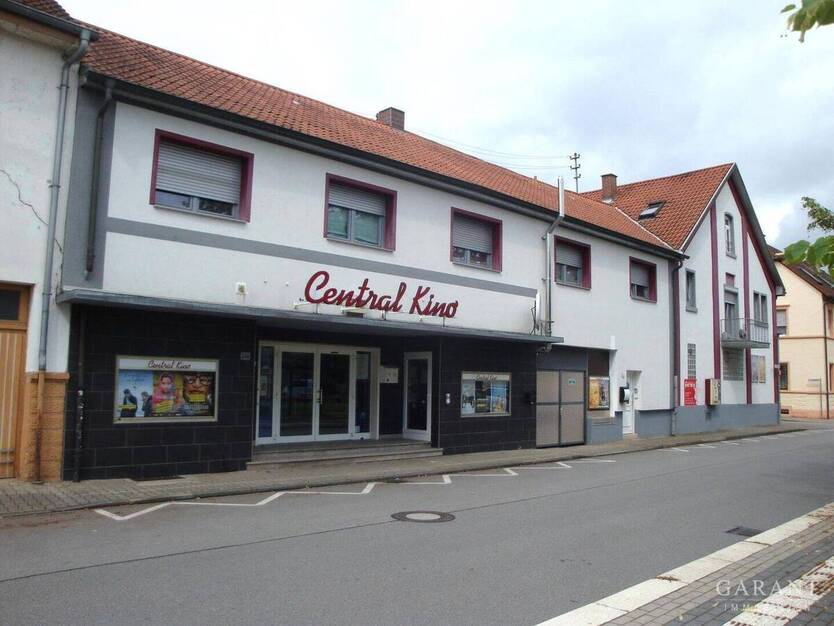** Gewerbe- und Wohnimmobilie ... Kino, Verkaufs- oder Lagerstätte und zwei Wohnungen ... ** zimmer