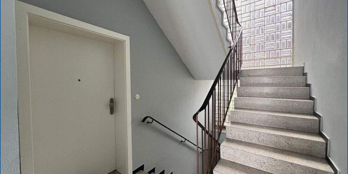 ** Mehrfamilienhaus ** 4 modernisierte Wohnungen auf 2 Etagen & 4 Einzelgaragen 1 zimmer