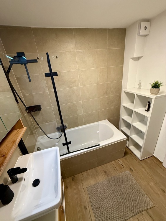Helles, möbliertes 15,5-qm-Zimmer (warm inkl. Internet) in 3er WG