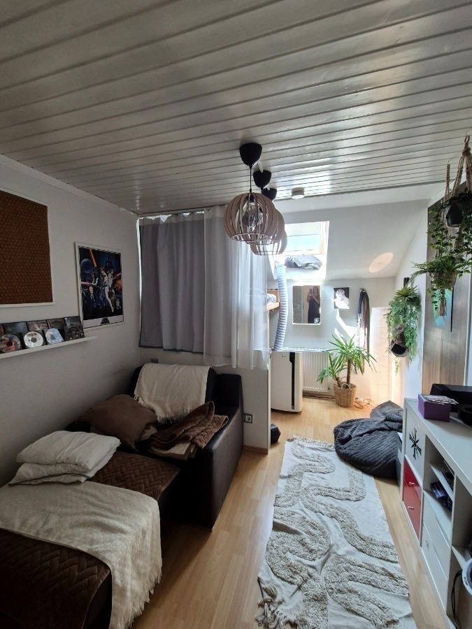 Helle 4,5 Zimmer Dachgeschoßwohnung mit großem Grundstücksanteil und Carport in Südhessen