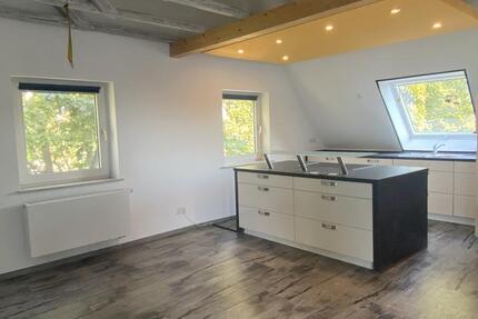 Helle und moderne Dachgeschosswohnung mit Loggia in gepflegtem Mehrfamilienhaus zimmer