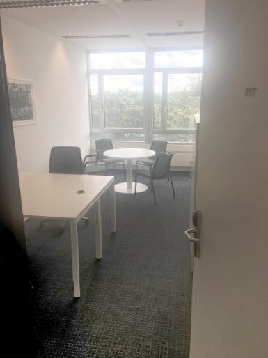 Helle 5-Arbeitsplatz-Büroraum in Mannheim-Oststadt flexibel möbliert all-inclusive zimmer