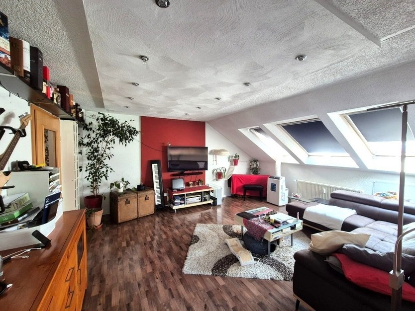 Helle 4,5 Zimmer Dachgeschoßwohnung mit großem Grundstücksanteil und Carport in Südhessen