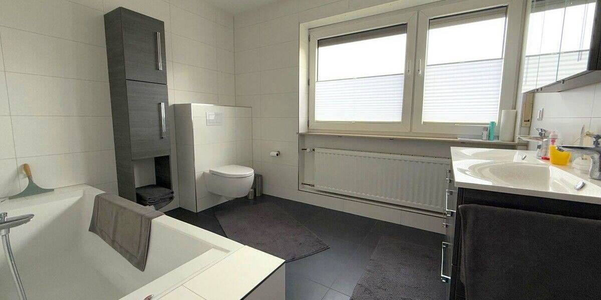 BLICK INS GRÜNE! SOFORTBEZUG! GROßES EINFAMILIENHAUS (REIHE) MIT GARTEN UND GARAGE! 7 zimmer