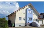 Helle attraktive Dachgeschoss-Wohnung mit Balkon, Garten & PKW Stellplatz in ruhiger Wohnlage !