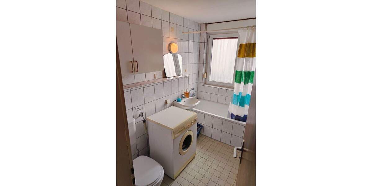 Helle 1- Zi.- Wohnung mit Balkon und 1 Pkw- Stellplatz in der Tiefgarage 1 zimmer