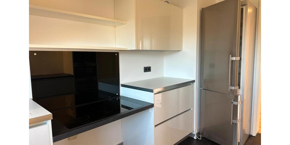 Eigentumswohnung, Dachgeschoss, 4Z. EBK, TLB, Terrasse,, Kamin.. 4 zimmer