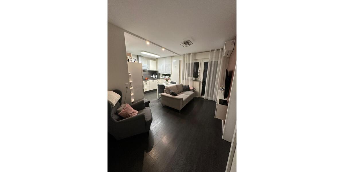 Renovierte 2,5 Zim. Wohn. zum direkt einziehen. Küche, Klima etc. 2.5 zimmer