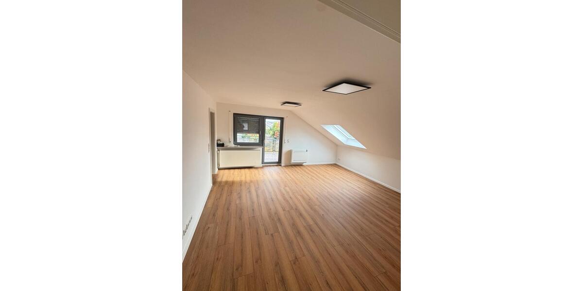 Sanierte und renovierte DG Wohnung hell, modern und stilvoll 4 zimmer