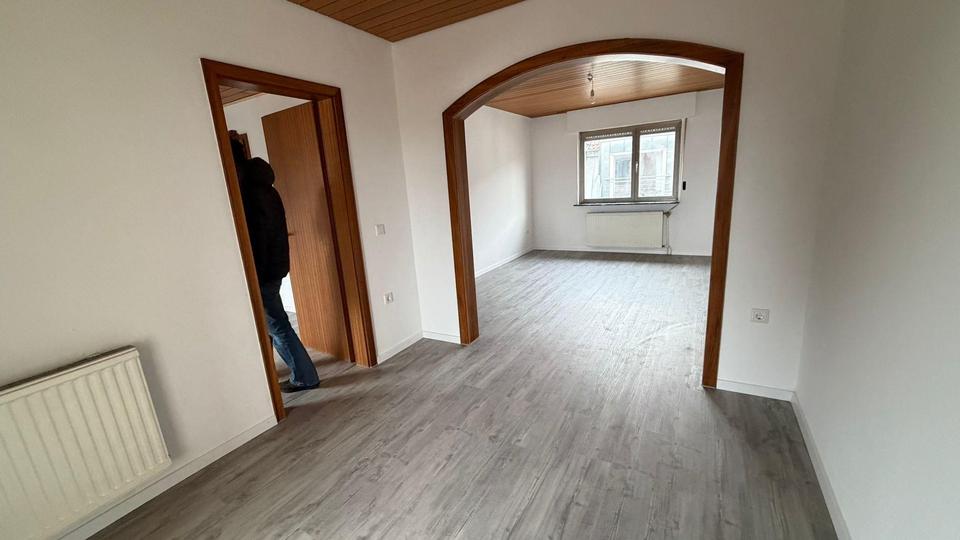 Großzügiges, frisch renoviertes Zweifamilienhaus mit Garten – Plankstadt 8 zimmer